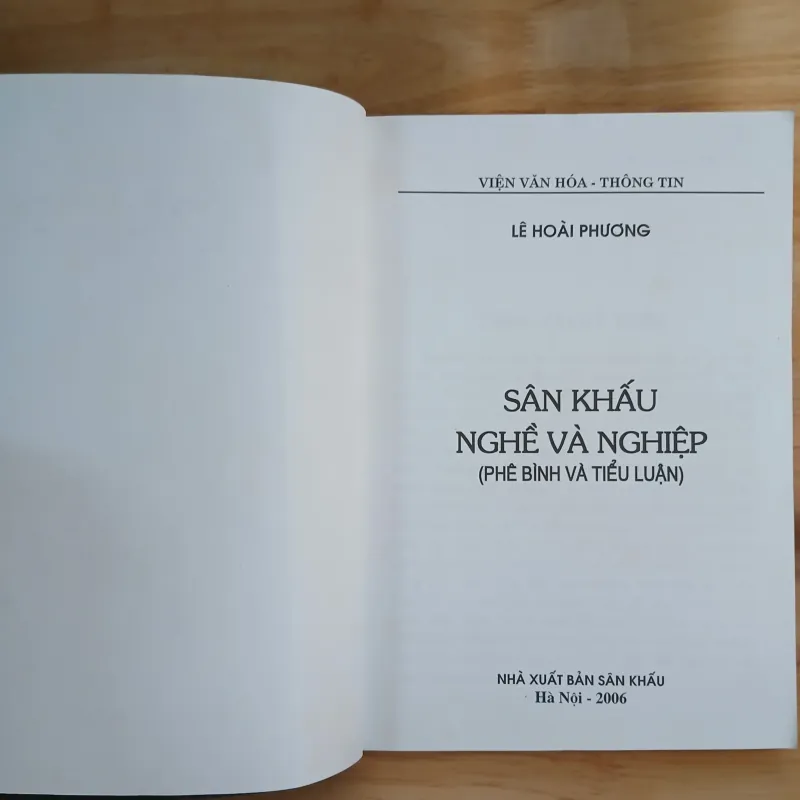 Sân Khấu Nghề & Nghiệp (Phê Bình & Tiểu Luận) - TS Lê Hoài Phương 780723