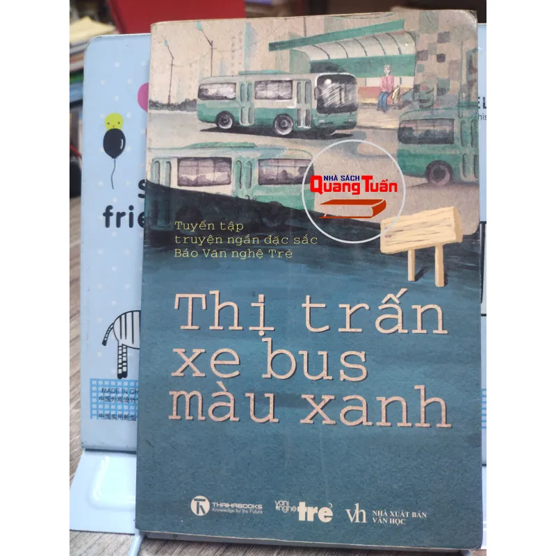 Sách: Thị trấn xe bus màu xanh - Tuyển tập truyện ngắn đặc sắc Báo Văn Nghệ Trẻ (A2) 576624