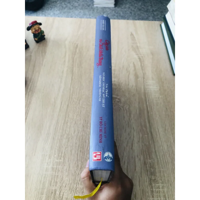 CÂY KÈN VÀ CHIẾC KHẨU TRANG – TÁC PHẨM NGHỆ THUẬT MÙA COVID 📚 973688