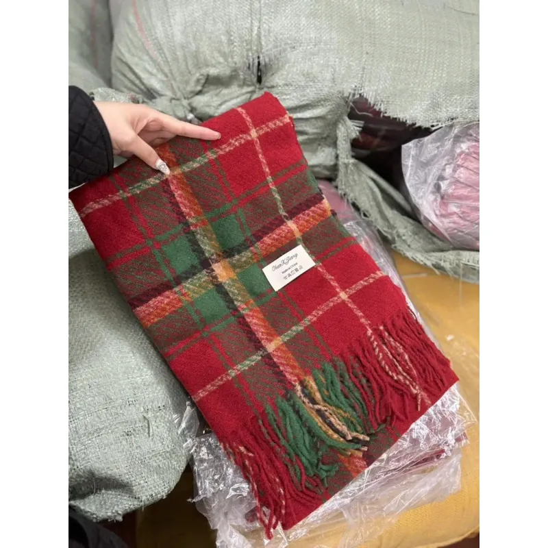 Khăn choàng họa tiết kẻ caro màu đỏ xanh lá 1024456