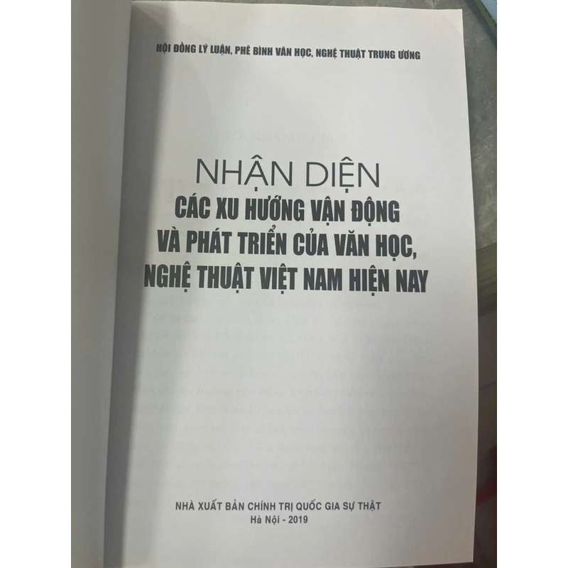 NHẬN DIỆN CÁC XU HƯỚNG PHÁT TRIỂN CỦA VĂN HỌC NGHỆ THUẬT VIỆT NAM HIỆN NAY 531844