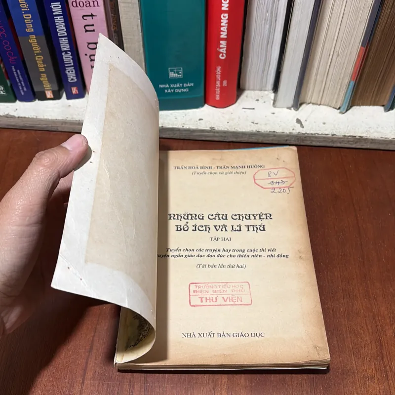 II Sách Giáo Khoa: Những Câu Chuyện Bổ Ích Và Lý Thú (2 Tập) - 2003 759301
