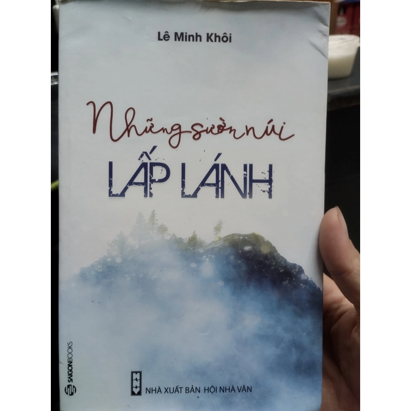 Những sườn núi lấp lánh" của tác giả Lê Minh Khôi.  496649