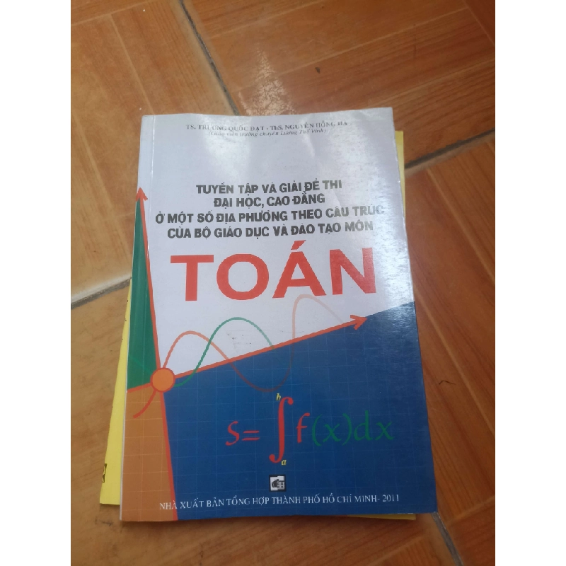 Tuyển tập và giải đề thi Hb88 com tải ứng dụng, cao đẳng ở một số địa phương theo cấu trúc của bộ giáo dục và đào tạo môn toán - Trương Quốc Đạt 2011 (Sách giáo khoa - giáo trình) VAVO-AK5ST2 1055842