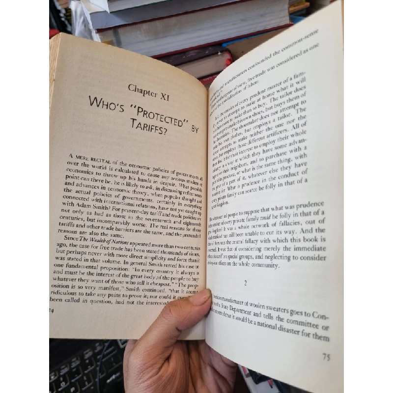 Economics In One Lesson : The Shortest & Surest Way to Understand Basic Economics - Henry Hazlitt 377055
