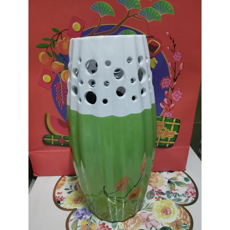 Bình hoa trang trí màu xanh trắng. 789719