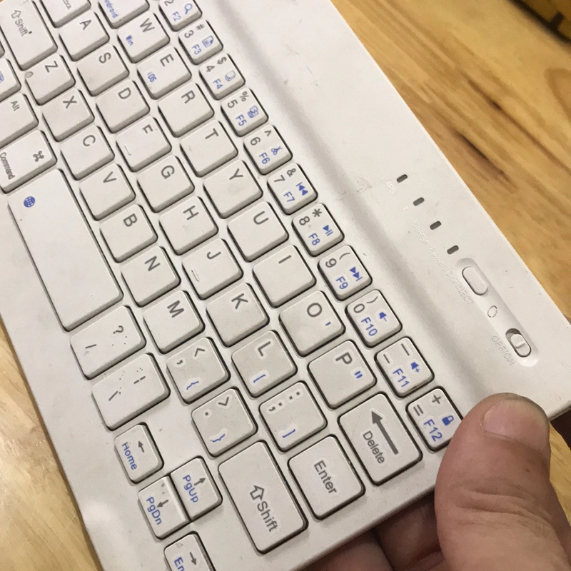 Bàn phím cũ 99% có sẵn pin sạc . bluthoot cho mấy tính bảng điện thoại laptop 522975