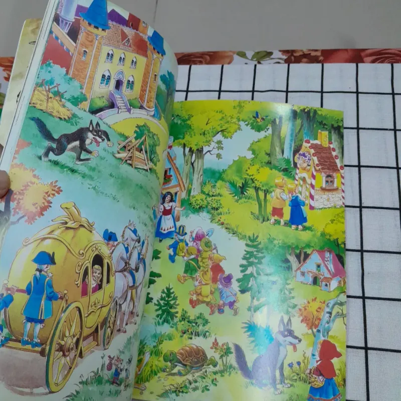 2 quyển truyện cổ tích màu khổ lớn: CÔ BÉ QUÀNG KHĂN ĐỎ & BẠCH TUYẾT VÀ 7 CHÚ LÙN. 995825