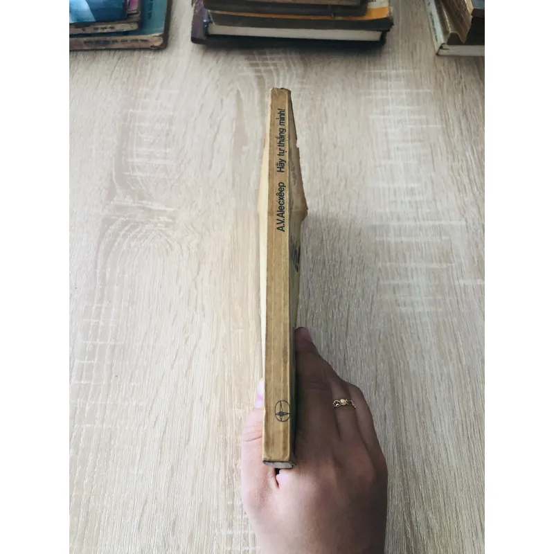 HÃY TỰ THẮNG MÌNH em 1042351