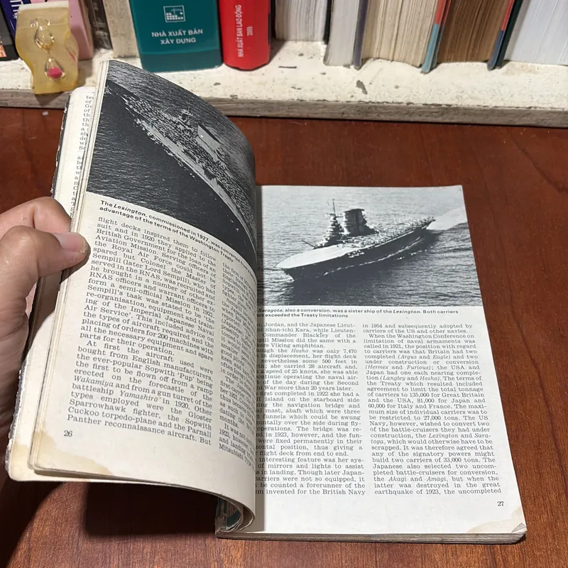 II English Books: Aircraft Carrier The Majestic Weapon - Donald Macintyre 727038