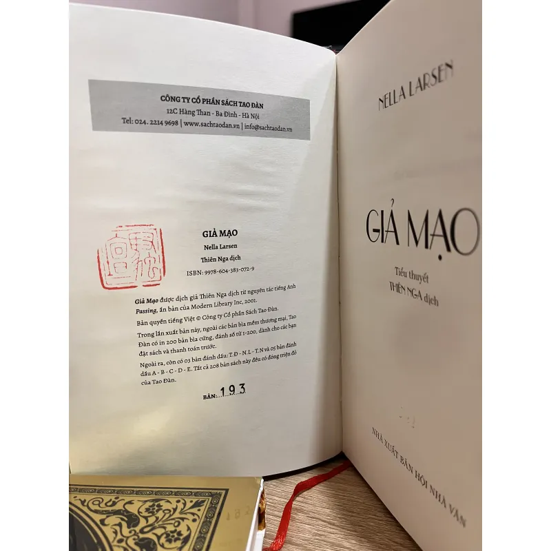 Giả mạo - bìa cứng đánh số 994238