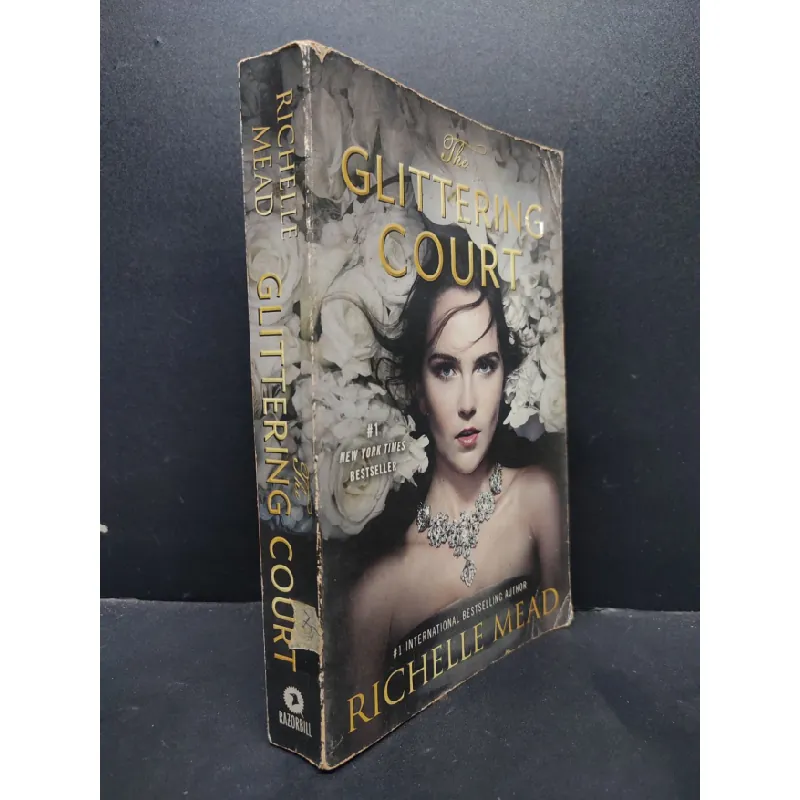 [Sách Cũ SCGR] The Glittering Court mới 80% ố vàng HCM1406 Richelle Mead SÁCH NGOẠI VĂN 677557