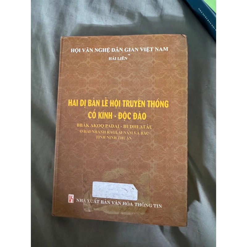 Sách khảo cứu văn hoá Hai dị bản lễ hội truyền thống 447933