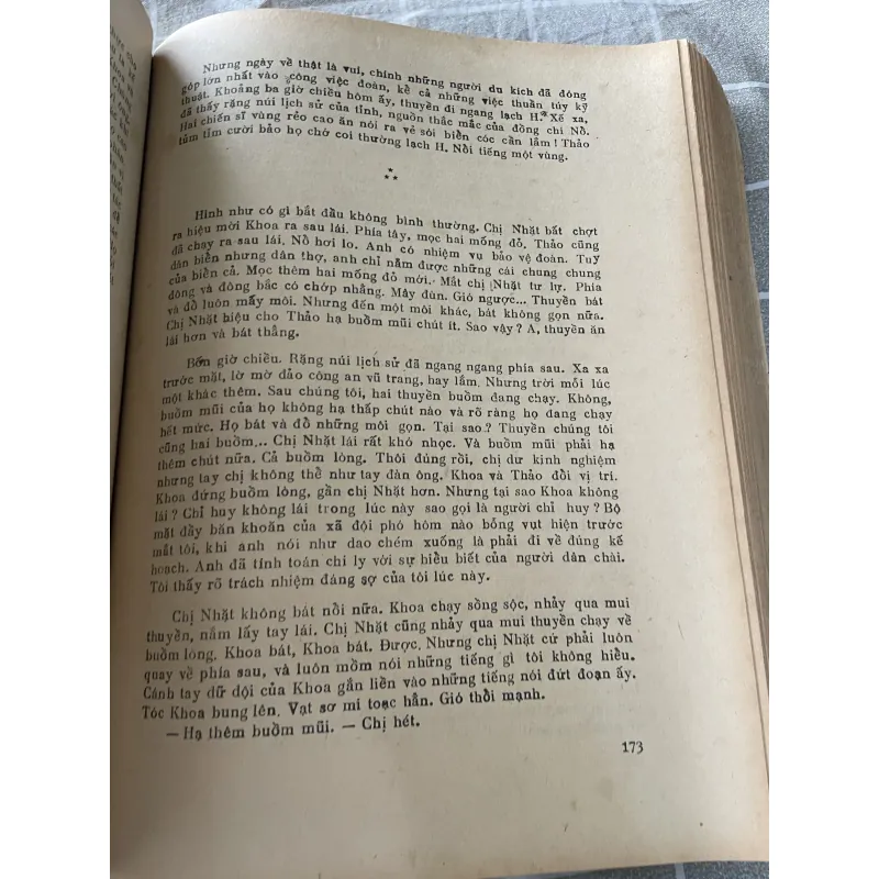 Truyện ngắn Việt Nam 1945-1985, sách khổ lớn , mọt ăn ít trang không ảnh hưởng chữ  795552