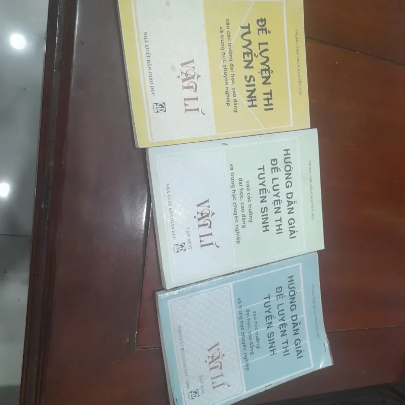 Bộ ĐỀ THI TUYỂN SINH và HƯỚNG DẪN GIẢI môn VẬT LÝ (trọn bộ) 1021141