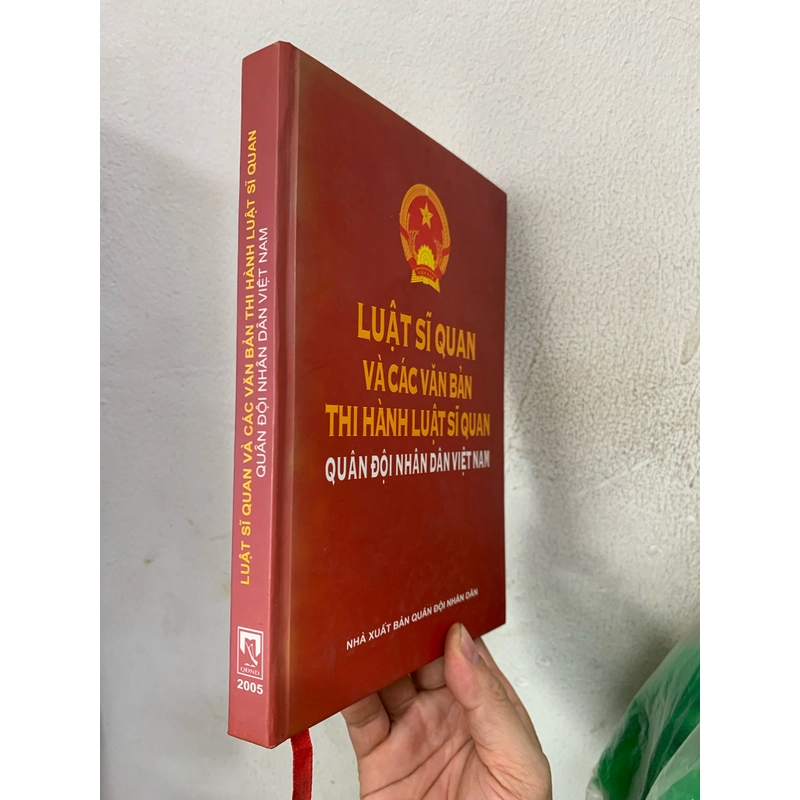 Luật sĩ quan và các văn bản thi hành luật sĩ quan. 999 460727