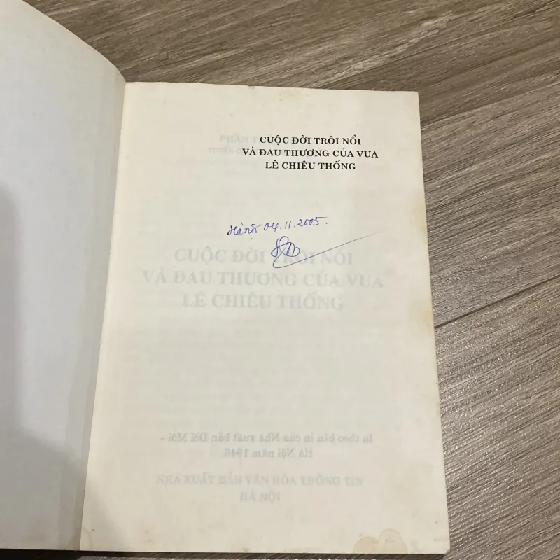 CUỘC ĐỜI TRÔI NỔI VÀ ĐAU THƯƠNG CỦA VUA LÊ CHIÊU THỐNG (XB 2001) 995733