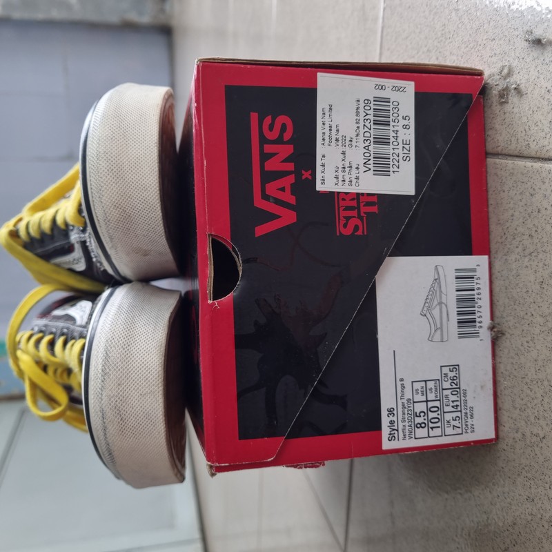 Giày VANS X STRANGER THINGS, size 41, màu đen đỏ, hàng chính hãng mới xài được đúng 1 lần 79607
