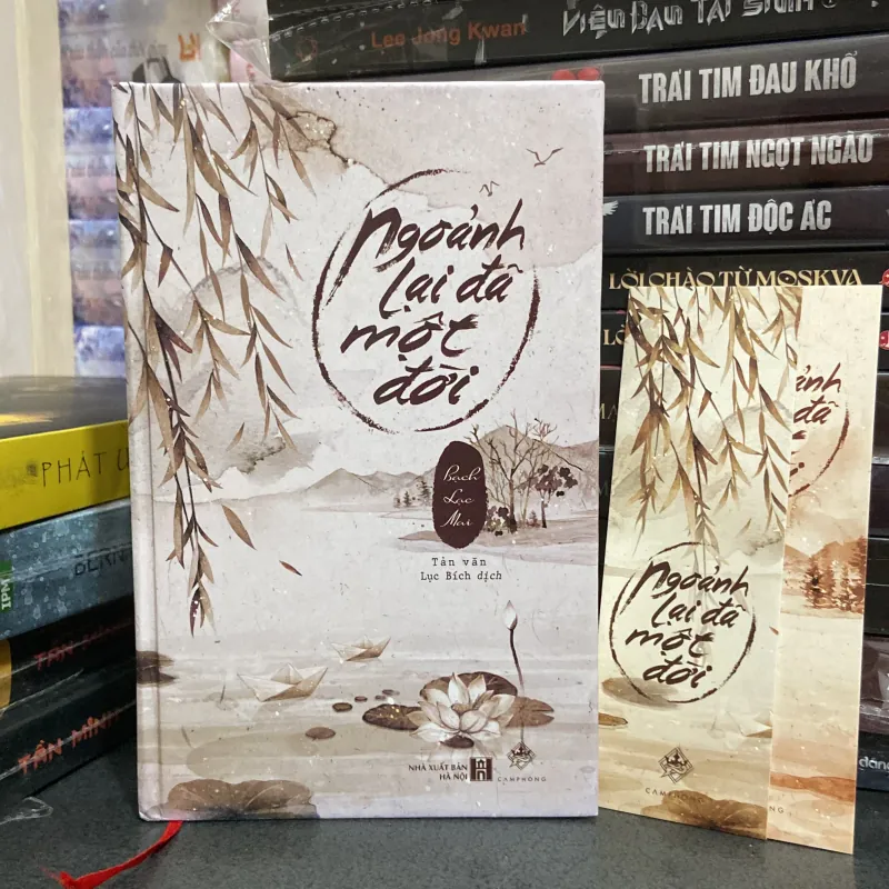 (Tản văn) - Ngoảnh lại đã một đời - Bạch Lạc Mai ( bìa cứng ) 974167