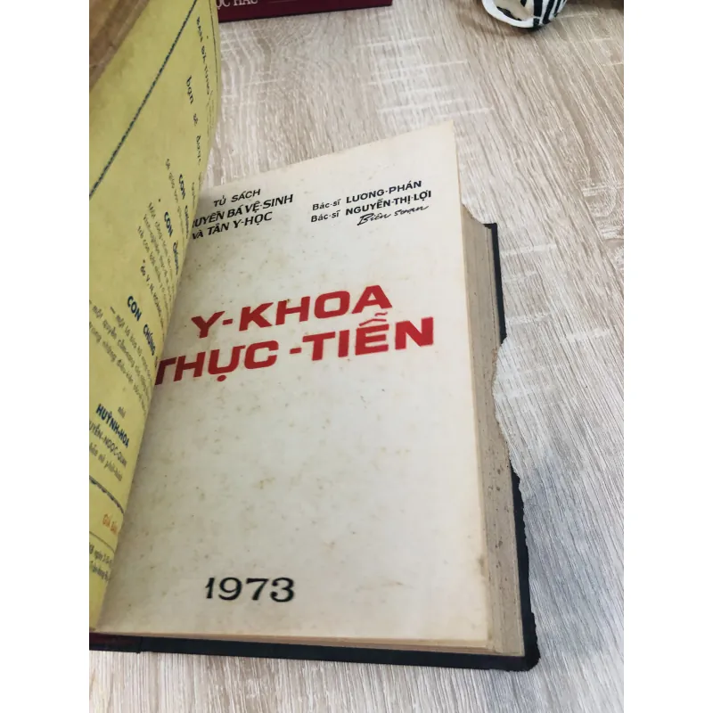 Combo sách y khoa cổ – chủ cũ đóng chung bìa cứng nhiều phần lộn xộn với nhau ( 925773