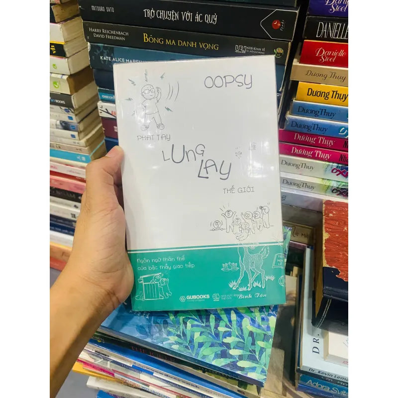 Phất tay lung lay thế giới, Mới 80% (ố vàng) (TrangN) 38124