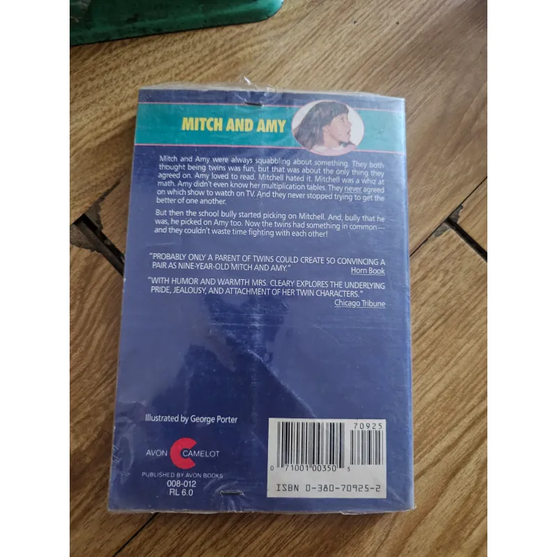 Mitch and Amy (ố vàng nặng)
 757615