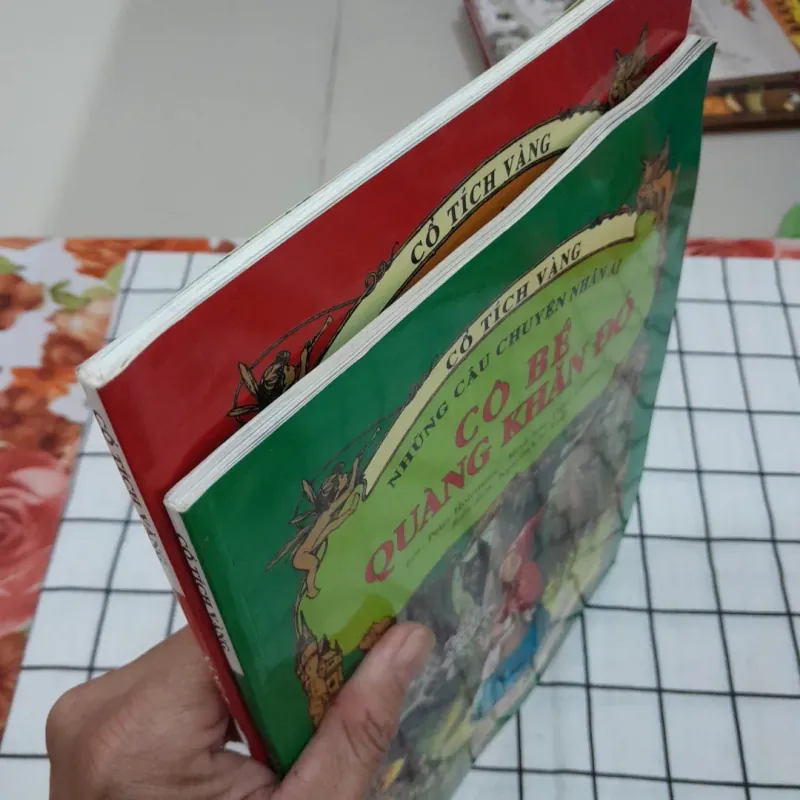 2 quyển truyện cổ tích màu khổ lớn: CÔ BÉ QUÀNG KHĂN ĐỎ & BẠCH TUYẾT VÀ 7 CHÚ LÙN. 995825