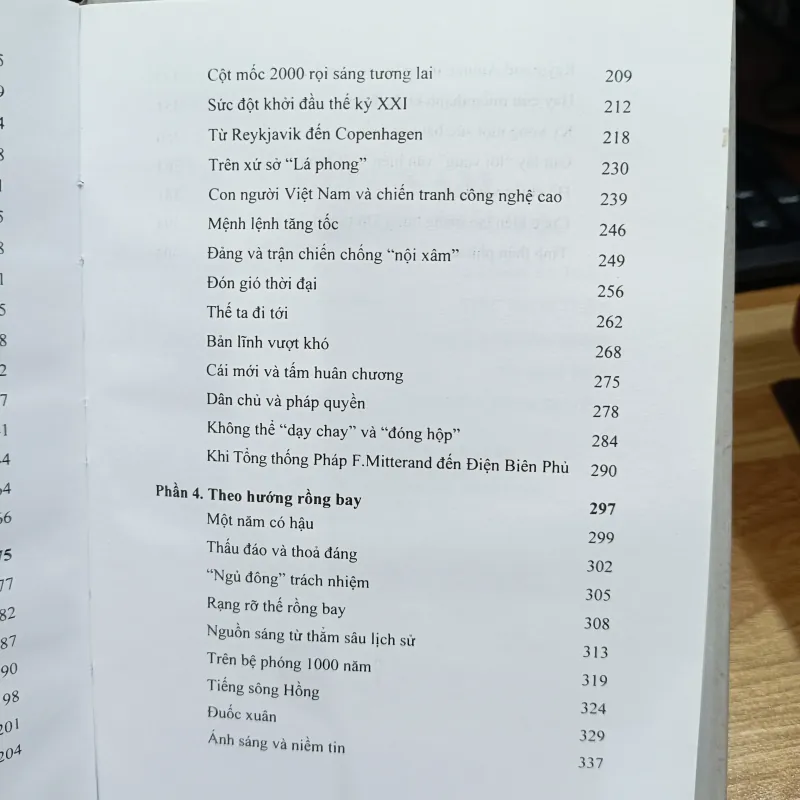 Việt Nam trên ngọn sóng thời cuộc bìa cứng  971853