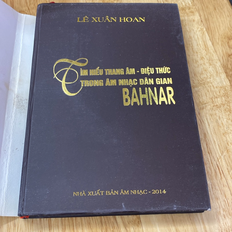 TÌM HIỂU THANG ÂM -ĐIỆU THỨC TRONG ÂM NHẠC DÂN GIAN BAHNAR,Bản bìa cứng, có chữ ký tác giả 528020