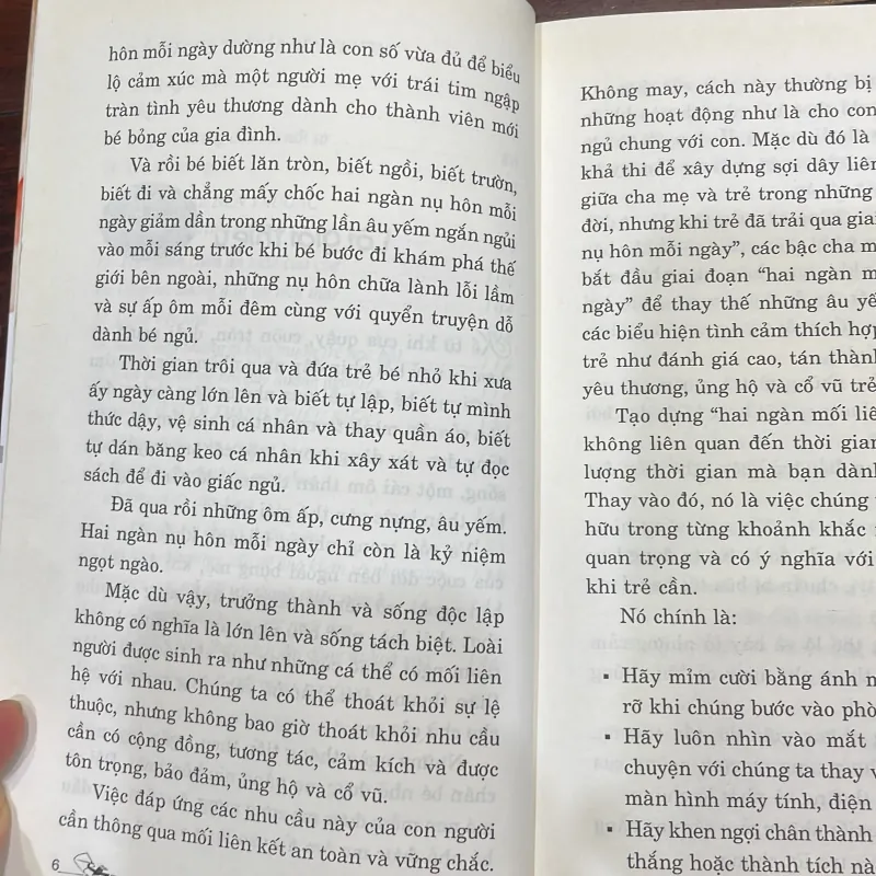 2000 nụ hôn mỗi ngày - sự dịu dàng của cha mẹ dành cho con - làm cha mẹ nổi tiếng hay 1040511