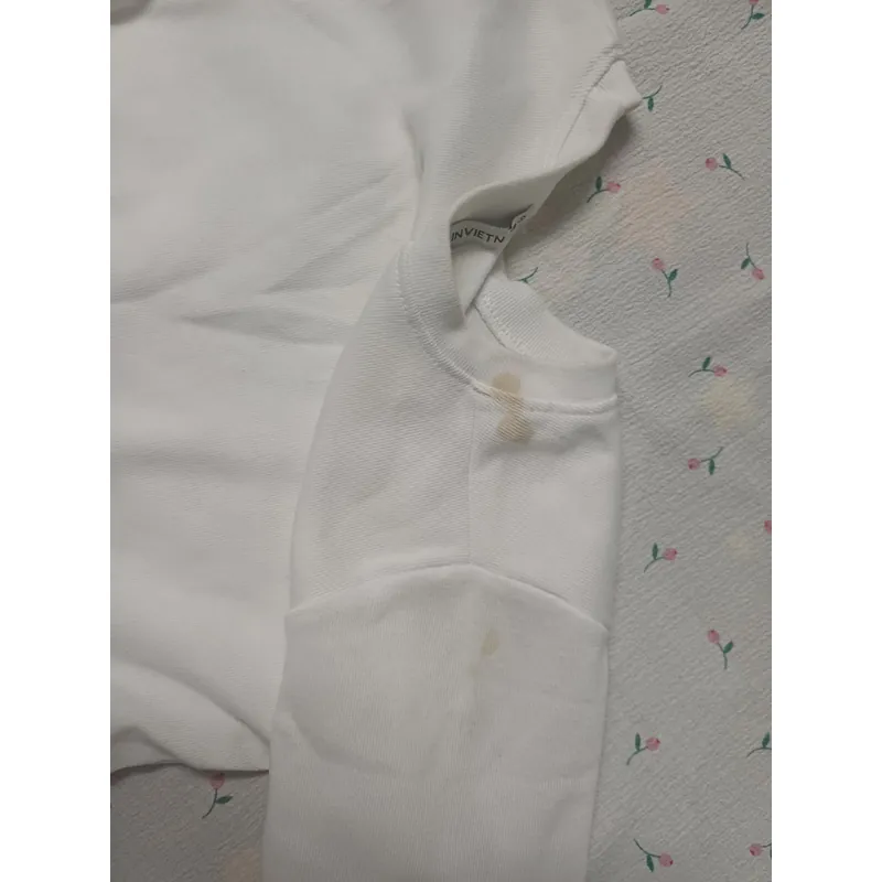 ÁO CROPTOP NỮ - BỊ DÍNH Ở VAI 1 XÍ Ạ 740012