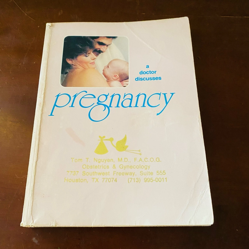 A doctor discusses pregnancy  447359
