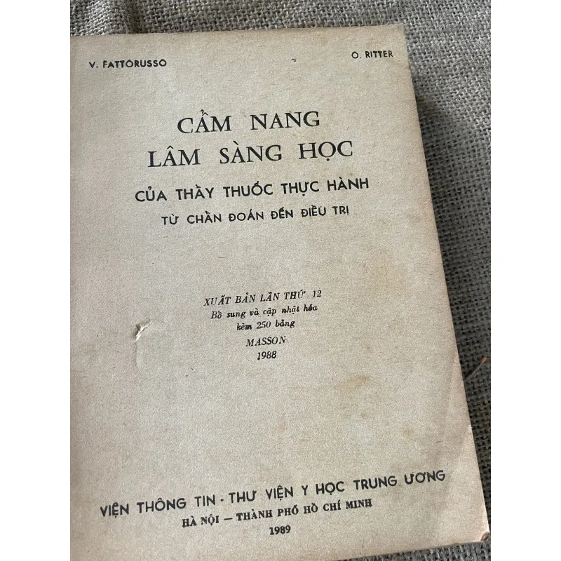 Cẩm nang lâm sàng hoc tập 2 - 1989 - V. FATTORUSSO. - O. RITTER  từ triệu chứng 792201