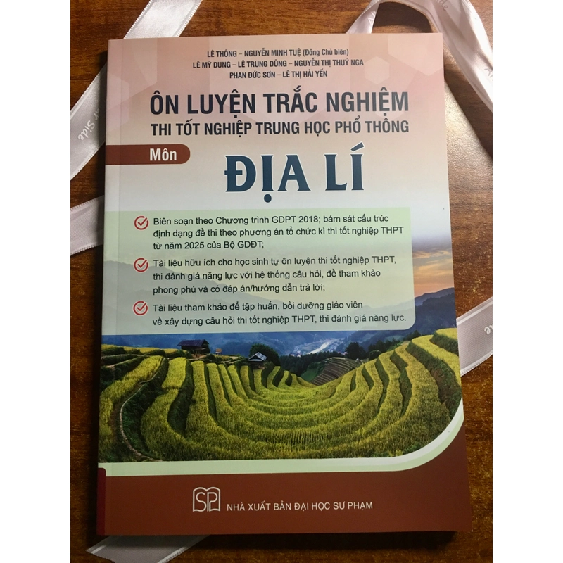 SÁCH ÔN LUYỆN TRẮC NGHIỆM TNTHPT TIẾNG ANH - TOÁN - ĐỊA LÍ CHUẨN CHƯƠNG TRÌNH MỚI 2025 323419