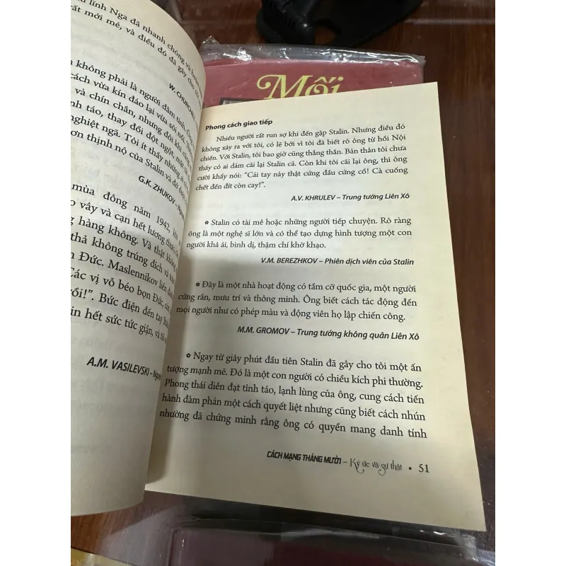 Cách mạng tháng mười Ký ức và Sự Thật (Bìa mềm) 563407