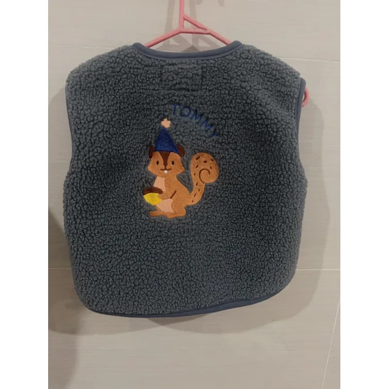 Áo gile lông cừu thêu sóc cho bé 733644