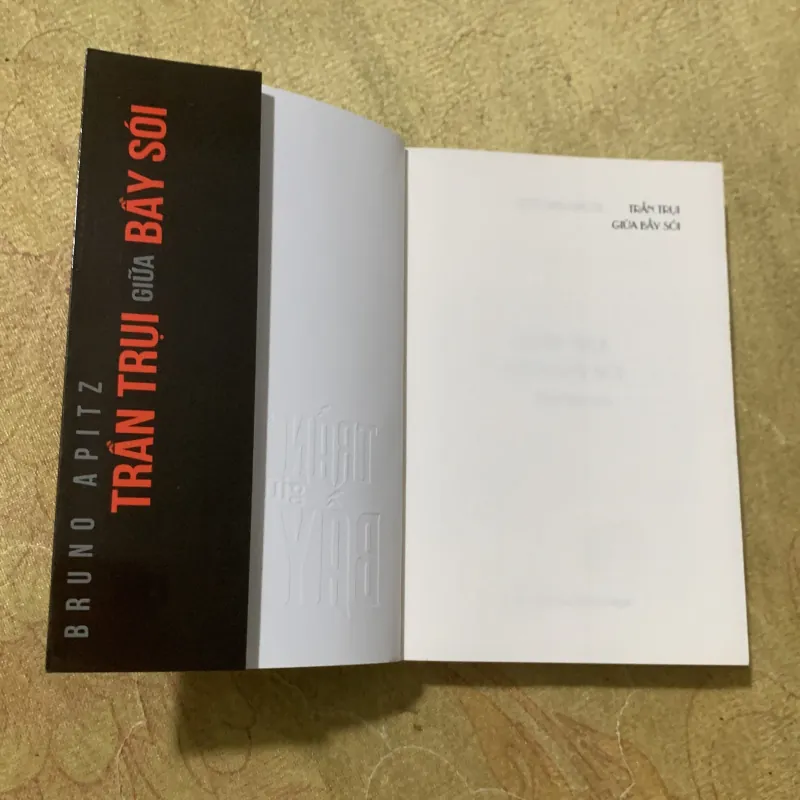 TRẦN TRỤI GIỮA BẦY SÓI - BRUNO APITZ 753075