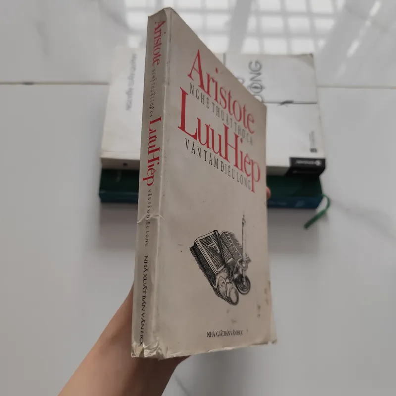 "Nghệ thuật thơ ca" (Poetics) của Aristote . "Văn tâm điêu long" của Lưu Hiệp 575576