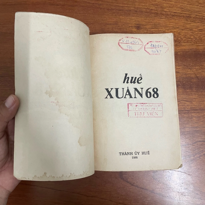 II Sách Lịch Sử: Huế _ Xuân 68 - Thành Uỷ Huế - 1988 475549