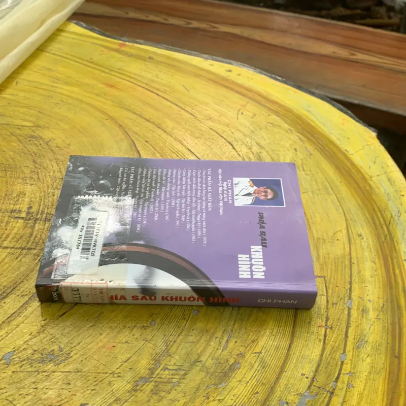 PHÍA SAU MỘT KHUÔN HÌNH - CHI PHAN  748656