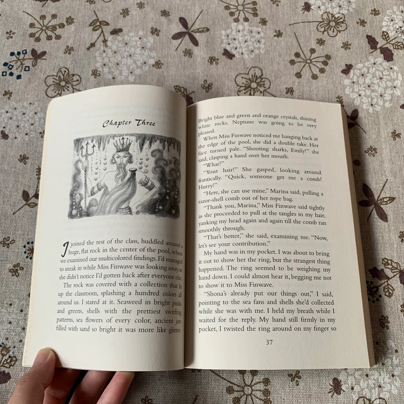 Sách ngoại văn Emily Windsnap and the Castle in the Mist, Used, Fiction For Kids 444128