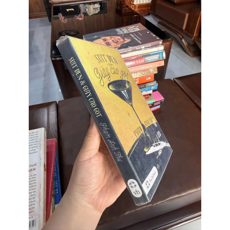 Suit đen và giày cao gót – Phạm Anh Thư (sách tản văn hiện đại)- K2 999796