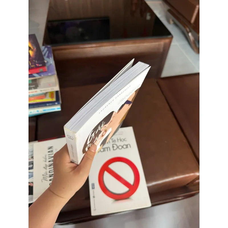 GÁI PHÁP CHÍNH HIỆU – Laurence Caracalla - K3 1006678