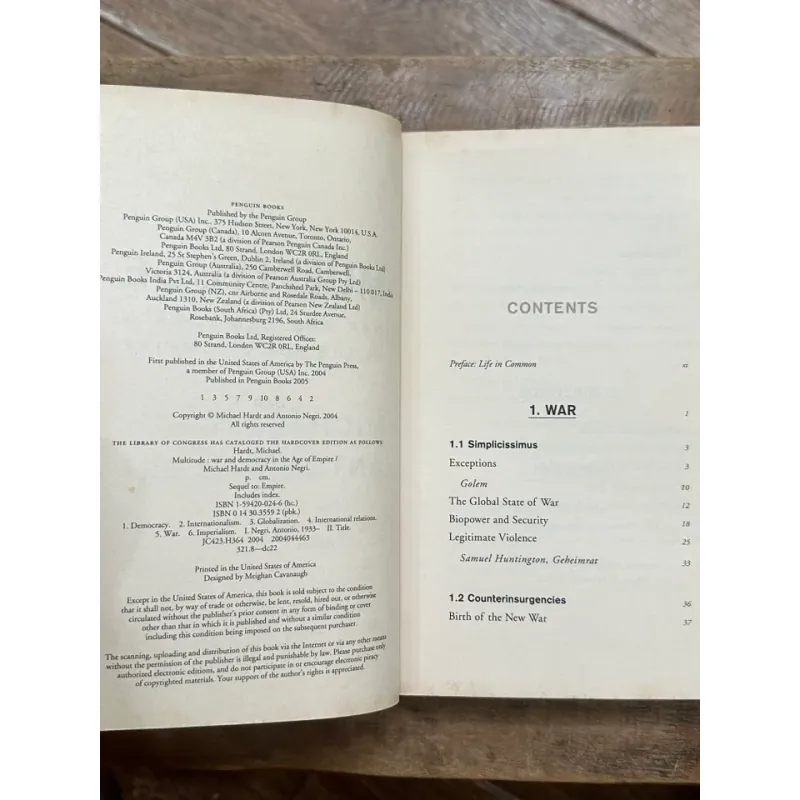 Multitude: War and Democracy in the Age of Empire - Michael Hardt & Antonio Negri 729009