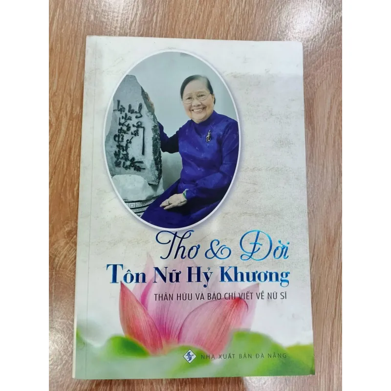 Thơ & Đời Tôn Nữ Hỷ Khương ( có chữ ký) 1036695