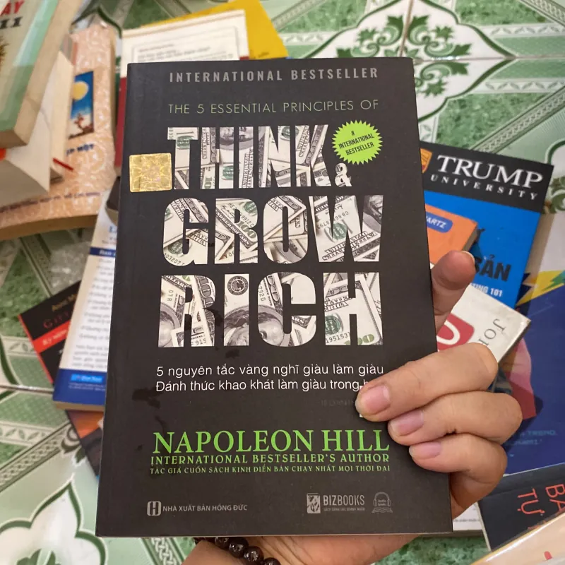 Think & Grow Rich" (Nghĩ Giàu & Làm Giàu) của tác giả Napoleon Hill.  800610
