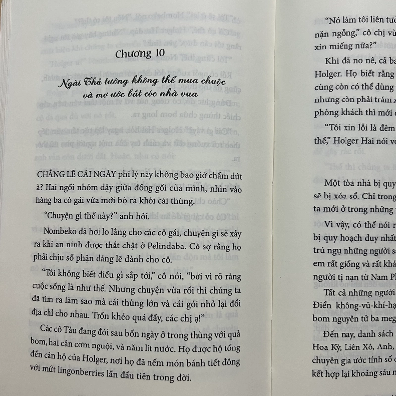 Tiểu thuyết Cô gái mù chữ phá bom nguyên tử - mới 98% 526164