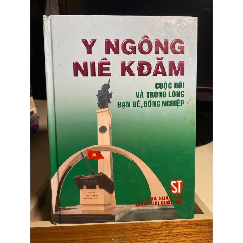 Y Ngông Niê KĐăm cuộc đời và trong lòng bạn bè,đồng nghiệp-NXB Chính Trị Quốc Gia năm xb 2006- Bìa cứng- Sách lưu kho còn mới STB1457 456389