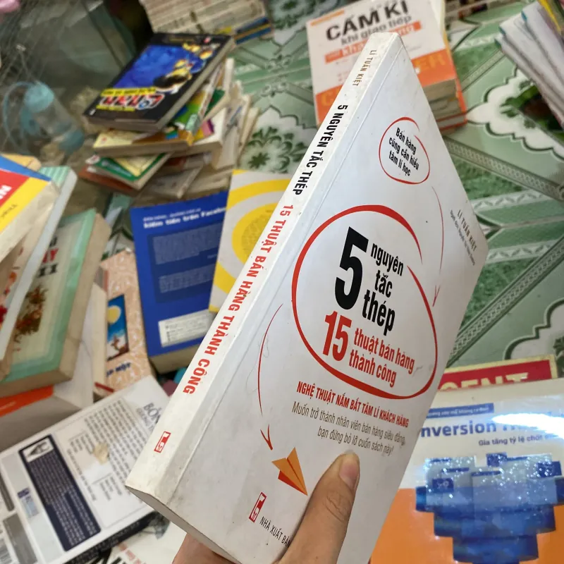 5 Nguyên Tắc Thép - 15 Thuật Bán Hàng Thành Công" của tác giả Lí Tuấn Kiệt.  800488