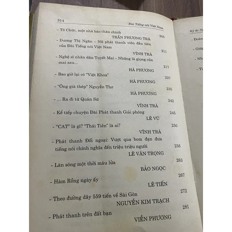 ĐÀI TIẾNG NÓI VIỆT NAM KÝ ỨC NGƯỜI VÀ NGHỀ 2 tập, bìa cứng 713076